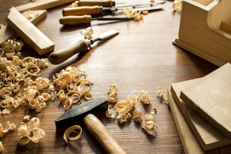 outils-et-sciure-de-bois-en-atelier