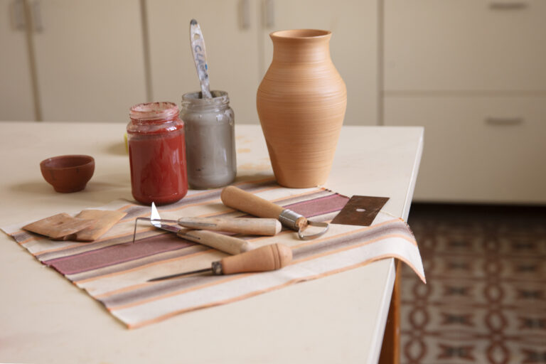 vue-d-outil-dans-un-studio-de-poterie